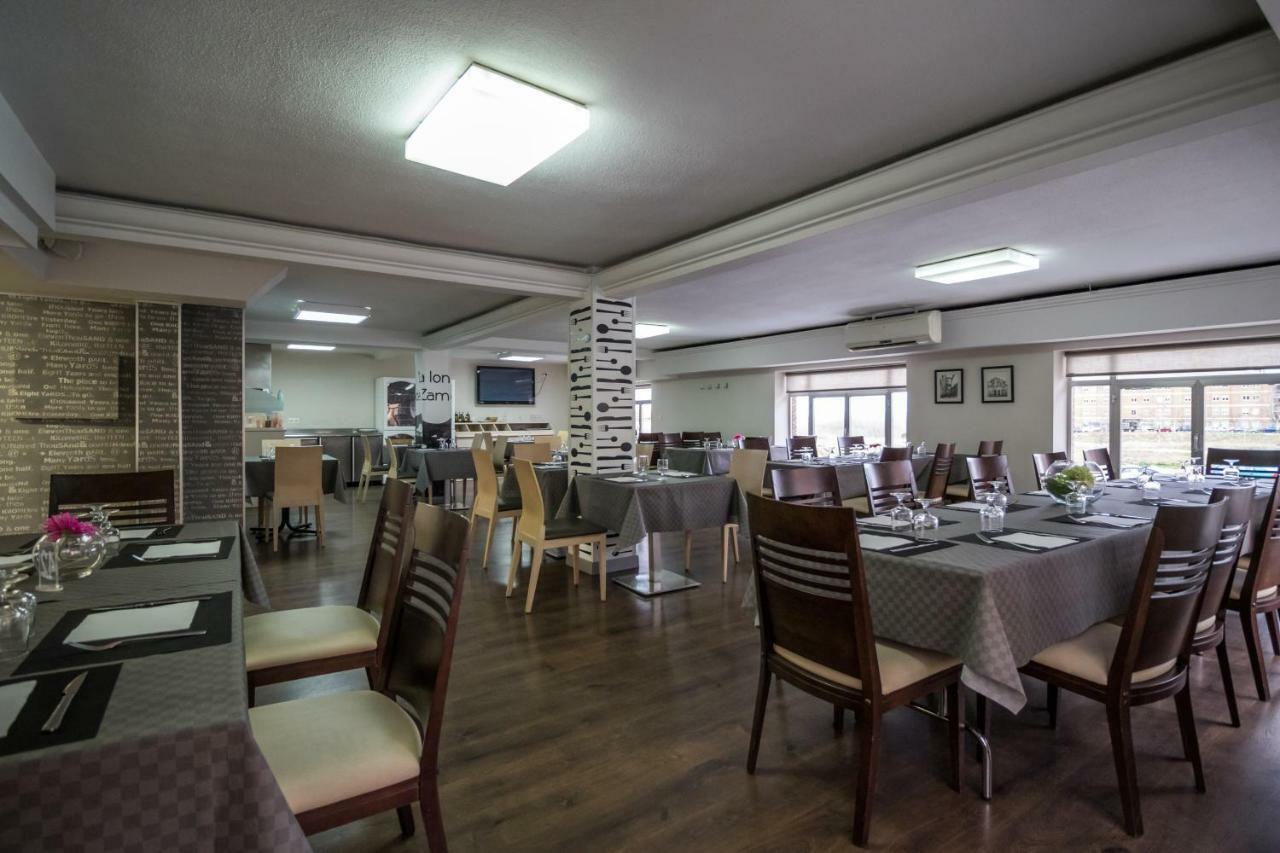 Pension Oasis Самора Екстер'єр фото